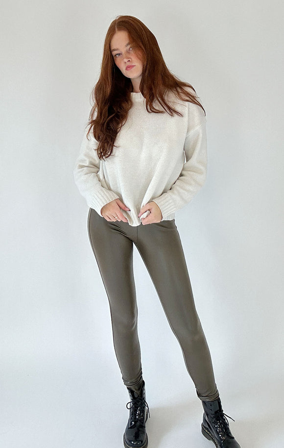 ONLYM_LEDERLEGGING_KHAKI_GANZKÖRPERBILD_VORNE