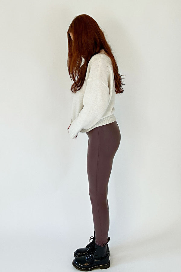 ONLYM_Lederleggings_bordaux_Ganzkörperbild_seite